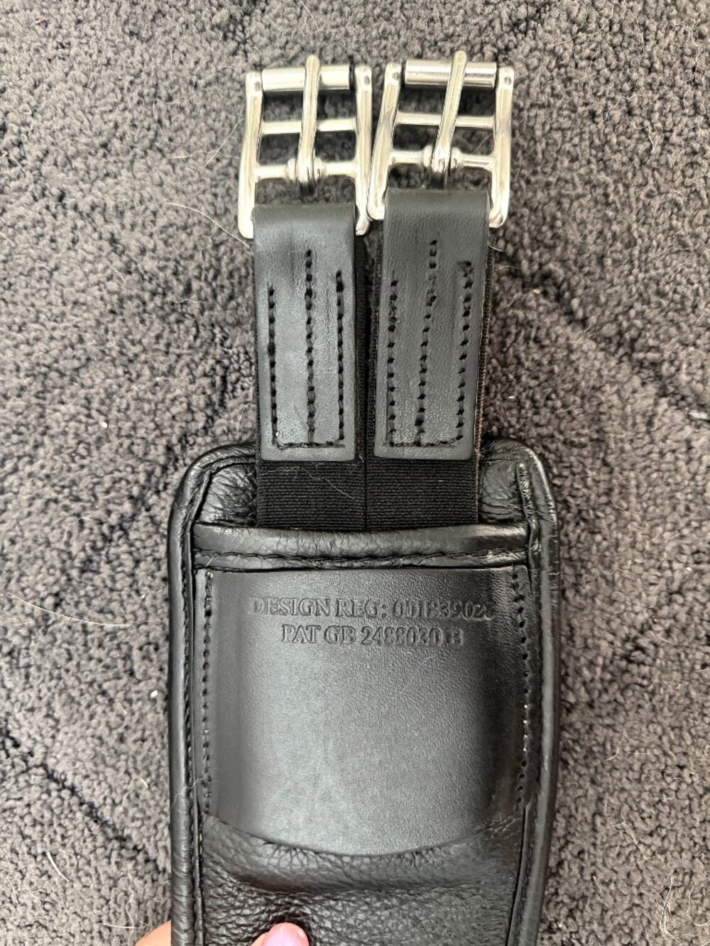 Kent & Masters - Anatomical Leather Jumping Girth - Black - 48" - Picture 3 of 6